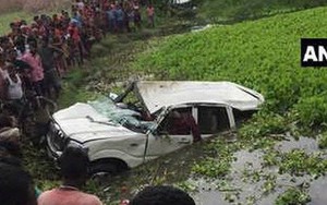 Xe đi đám cưới lao xuống ao, ít nhất 6 trẻ em thiệt mạng