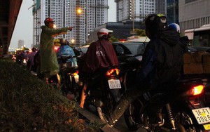 Hà Nội “rối loạn” vì mưa dông bất ngờ