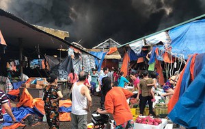 Chợ Sóc Sơn bốc cháy dữ dội, khu vực rộng hơn 1000 mét vuông bên trong bị thiêu rụi