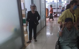 Nhặt được túi có 7 triệu đồng ở bệnh viện, câu nói của bác gái sau khi trả đồ gây nhiều chú ý