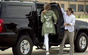 Diện áo khoác Zara, nhưng bà Melania Trump lại bị chỉ trích vì câu slogan đằng sau lưng áo