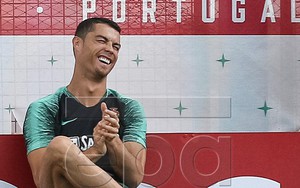 Ronaldo cười tươi rói trong ngày Messi cúi mặt giữa nỗi buồn vô tận