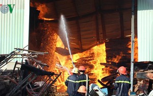 Cháy lớn kéo dài 5 tiếng tại kho chứa gỗ quý ở Quảng Bình