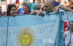 Khoảnh khắc CĐV Argentina khóc mong Nigeria đánh bại Iceland