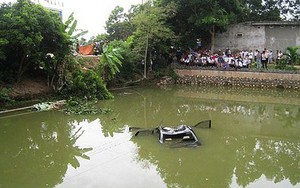 Ô tô lao xuống ao, tài xế gọi điện cho người thân "cầu cứu" nhưng không kịp