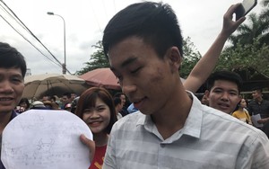 Làm bài thi môn Toán không tốt, nam sinh giơ giấy nháp vẽ trâu, chiếc cày khi rời phòng