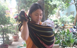 Nữ sinh Gia Lai bế con 3 tháng tuổi dự thi THPT Quốc gia 2018