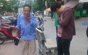 Nam thanh niên đánh bảo vệ chảy máu mặt rồi hô to "bố tao còn tại chức" khi bị can ngăn