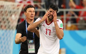 Cầu thủ Iran gục khóc nức nở vì bỏ lỡ cơ hội vàng loại Bồ Đào Nha