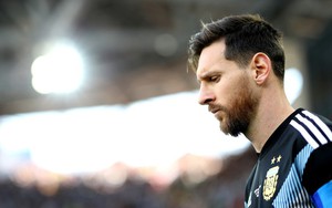 Hãy thả cậu bé ra nào, Messi!