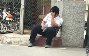 Làm bài thi kém, nam sinh ngồi ủ rũ trước cổng trường