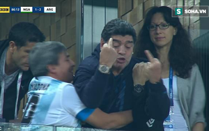 Maradona lại nhận "gạch đá" vì hành vi phản cảm