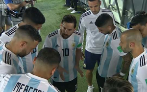 Bức ảnh gây sốt: Messi nói, dàn sao Argentina vây quanh lắng nghe