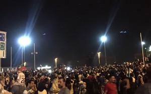 Hàng nghìn người đổ ra sân bay, chờ đón những anh hùng của đất nước Iran