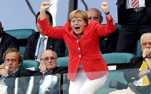 Thủ tướng Angela Merkel nói với robot: “Chúng ta rất buồn khi Đức bị loại khỏi World Cup”