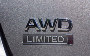 Những chữ cái viết tắt FWD, RWD, AWD, 4WD đính trên thân xe có ý nghĩa gì?
