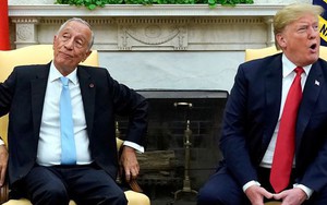 Tổng thống Bồ Đào Nha khiến ông Trump suýt ngã vì cái bắt tay