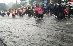 Giao thông cửa ngõ Tân Sơn Nhất tê liệt sau cơn mưa