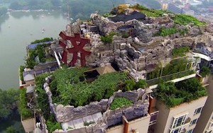 Xây núi khổng lồ trên sân thượng chung cư, ông bác sĩ điên rồ vấp phải sự phản đối và phẫn nộ lớn từ người dân và chính quyền