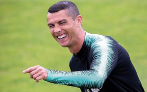 Ronaldo cười rạng rỡ, ký tặng fan nhí ngày tập trung tuyển quốc gia