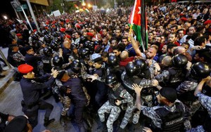 Biểu tình phản đối tăng thuế khiến Thủ tướng Jordan mất chức