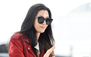 Sau 4 tháng sinh con, "mợ chảnh" Jun Ji Hyun đã khoe thân hình thon gọn khi đi sắm đồ cho 2 con trai