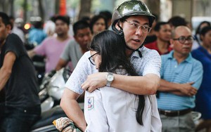 Ngày đầu tiên tuyển sinh lớp 10 tại Hà Nội: Học sinh và phụ huynh căng thẳng vì kỳ thi được đánh giá khó hơn cả thi đại học
