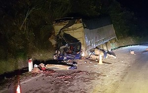 Xe tải chở mận đâm vào vách núi, 2 người thương vong