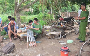 Bắt quả tang một kho vũ khí nhiều súng, đạn, dao kiếm