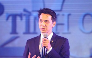 [Clip] Chủ tịch ACB Trần Hùng Huy gây sốt với màn thể hiện hàng loạt bản 'hit': Ngày Mai Em Đi, Attention, Uptown Funk