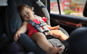 Bé gái 3 tuổi chết tức tưởi trong xe ô tô vì bố mẹ tưởng nhầm điều này