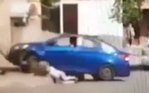 Video: Chồng phóng ô tô húc bay vợ vì bị đòi ly hôn