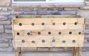 Bà mẹ khoan đầy lỗ trên mấy miếng gỗ rồi ghép lại với nhau, vài tháng sau một tác phẩm đẹp rực rỡ xuất hiện