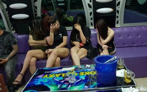 Hàng chục tiếp viên ăn mặc hở hang tiếp khách trong quán karaoke ở Sài Gòn