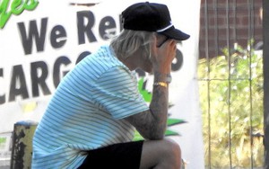 Justin Bieber bỗng ôm mặt căng thẳng trên phố và xóa clip về vợ sắp cưới trên mạng
