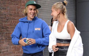 Hết ôm mặt căng thẳng, Justin Bieber tươi cười "tung tăng" bên Hailey và còn hôn vợ trên phố