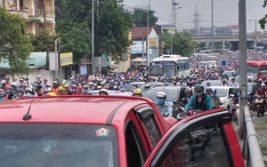 Hai ô tô truy đuổi nhau trên cầu Bình Triệu, cửa ngõ vào trung tâm Sài Gòn tê liệt ngày đầu tuần