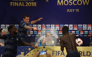 World Cup 2018: Cầu thủ Pháp đột kích phòng họp báo, tắm sâm banh cho HLV Deschamps