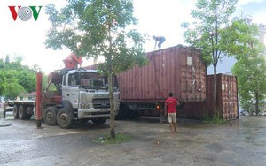 Phát hiện 2 container chứa 4 xe ôtô con bị bỏ lại ven đường