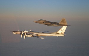 F-22 Mỹ áp sát "Lão già gân" Tu-95MS Nga mà không dám bắt nạt: Chưa từng có trong lịch sử?