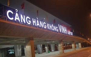Máy bay VNA nổ lốp trong mưa, nằm giữa đường băng Vinh khiến nhiều chuyến bay bị hủy