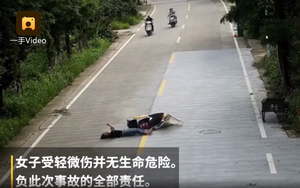 Trung Quốc: Tai nạn ngã sấp mặt, cô gái vẫn tiếp tục nằm giữa đường nghịch điện thoại
