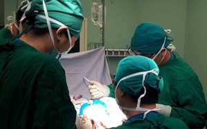 Bé trai bị táo bón suốt 5 năm, bụng phình to như phụ nữ mang thai