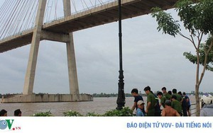 Một người nhảy từ cầu Rạch Miễu xuống sông Tiền mất tích