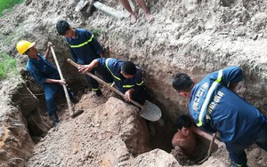 Đào bới cứu người bị vùi lấp dưới lớp đất sâu 2,5m