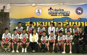Đội bóng Thái Lan họp báo chính thức, trả lời câu hỏi tại sao lại vào hang Tham Luang