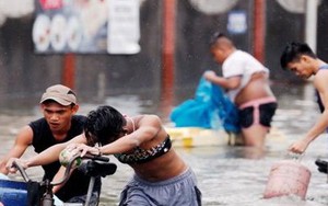 Người dân Philippines oằn mình với ngập lụt vì bão Sơn Tinh