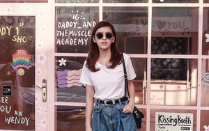 Quanh đi quẩn lại, áo phông trắng vẫn là item dễ mặc nhất và diện được muôn kiểu siêu xinh