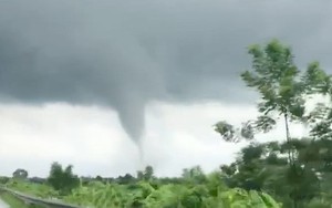 Clip: Xuất hiện vòi rồng gần cao tốc Pháp Vân khiến dân mạng xôn xao