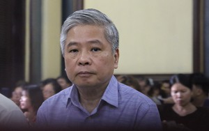 Nguyên phó thống đốc Đặng Thanh Bình nắm chặt tay cấp dưới trước khi bị tuyên 3 năm tù